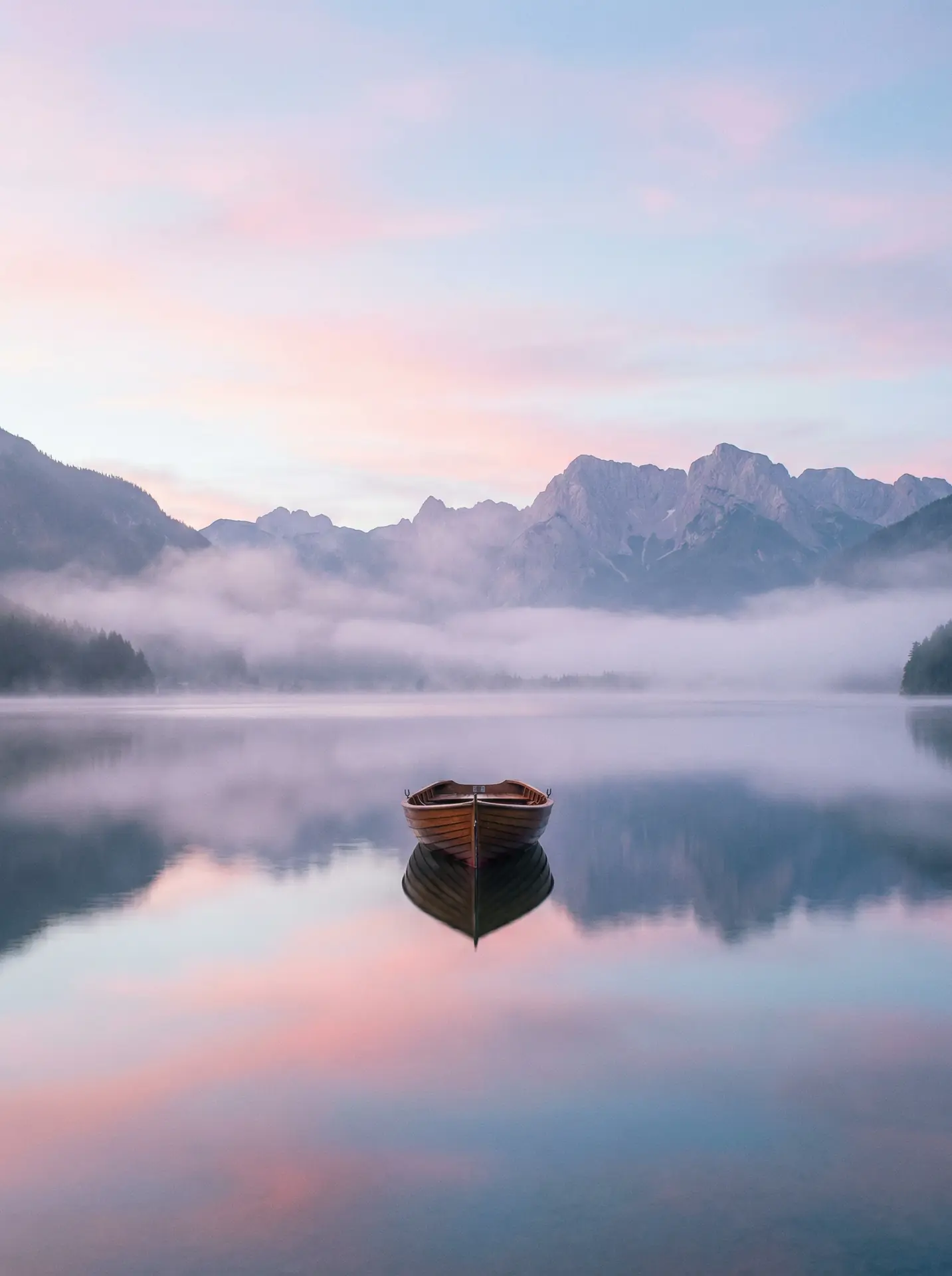 香蕉漫画 精选 - 晨雾湖面倒影风景摄影