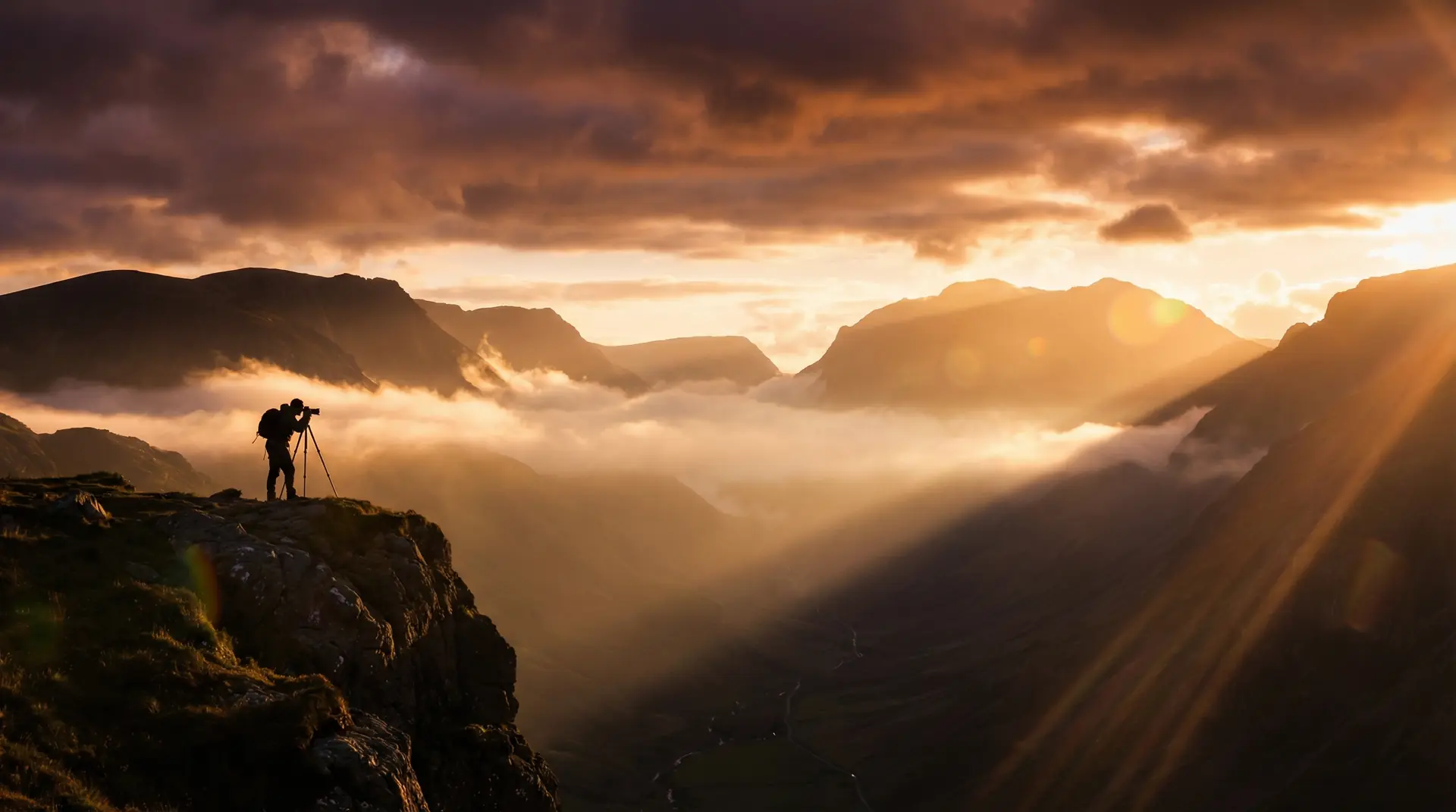 香蕉漫画 今日焦点摄影作品 - 金色黄昏下的山谷风光